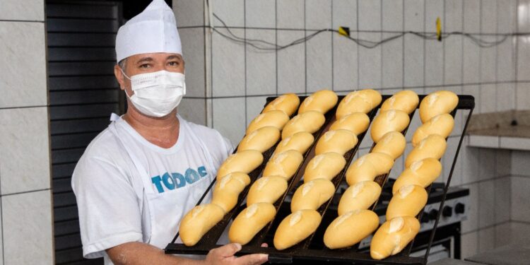 Candeias: Prefeitura distribui mais 8 mil pães diários através do projeto Mão na Massa do Social