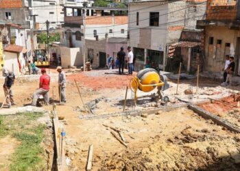 Candeias: Rua Antônio Pena já chega à fase final de conclusão e prefeito visita obra