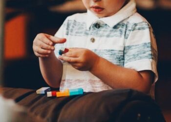 Criança autista de 8 anos  denuncia estupro de padrasto através de áudio