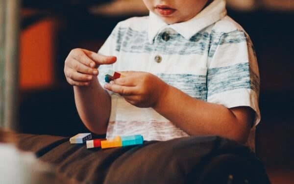 Criança autista de 8 anos  denuncia estupro de padrasto através de áudio