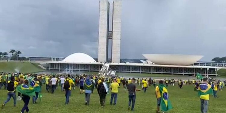 Bolsonaristas invadem Congresso Nacional, em Brasília
