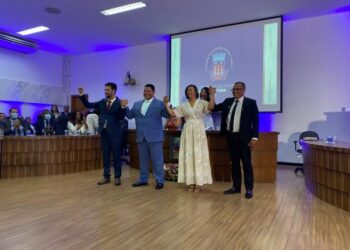 Candeias: Valdir Cruz toma posse, e realiza sessão extraordinária como presidente da Câmara de vereadores