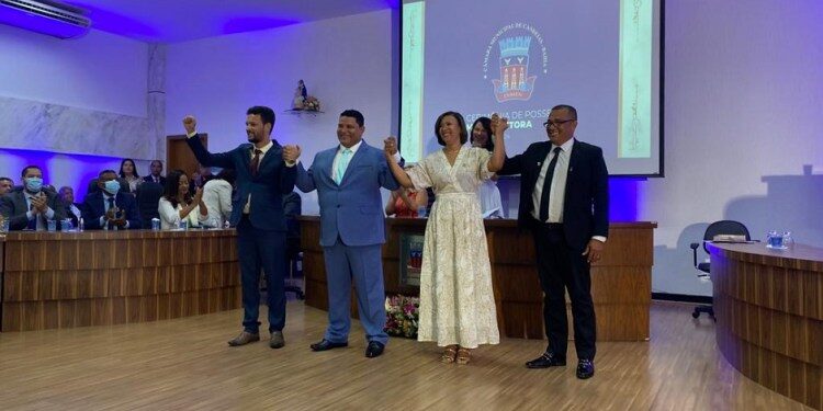 Candeias: Valdir Cruz toma posse, e realiza sessão extraordinária como presidente da Câmara de vereadores