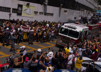 Multidão acompanhou cortejo de Pelé