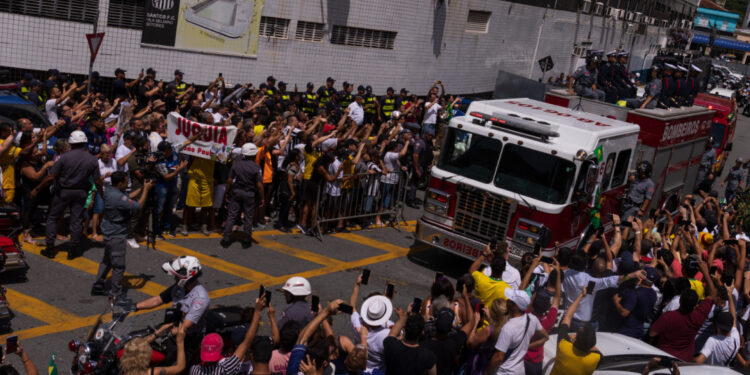 Multidão acompanhou cortejo de Pelé