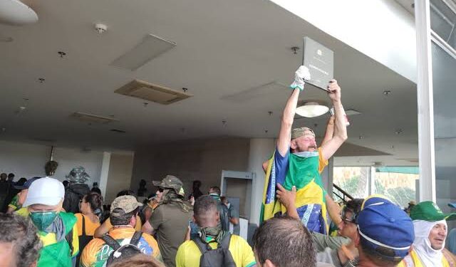 Bolsonaristas terroristas  podem ser enquadrados por crime de golpe de Estado
