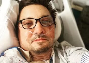 Ator do filme de Marvel, Jeremy Renner faz primeira aparição após sofrer grave acidente