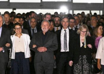 Após reunião, Lula caminha com governadores e ministros até o Supremo Tribunal Federal