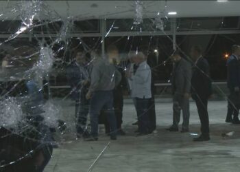 Lula volta a Brasília e faz vistoria no Palácio do Planalto após destruição; 300 são presos