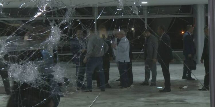 Lula volta a Brasília e faz vistoria no Palácio do Planalto após destruição; 300 são presos