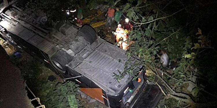 Ônibus com time de futebol cai de ponte e deixa 4 mortos e 29 feridos na BR-116