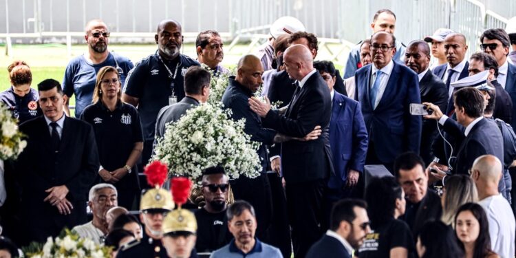 O último Adeus ao rei do futebol, velório de Pelé tem fila quilométrica