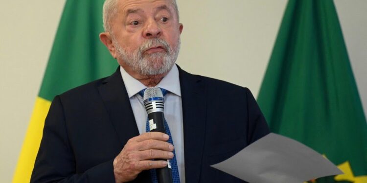 Lula confirma salário mínimo de R$ 1.320 a partir de maio e aumento da isenção de IR para R$ 2.640