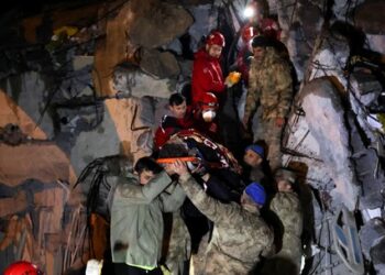 Terremoto na Turquia: Número de mortos passa de 3 mil, Madrugada de frio e quantidade de prédios destruídos dificultam resgate