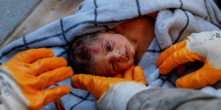 bebê recém-nascido foi resgatado dos escombros do terremoto na Turquia