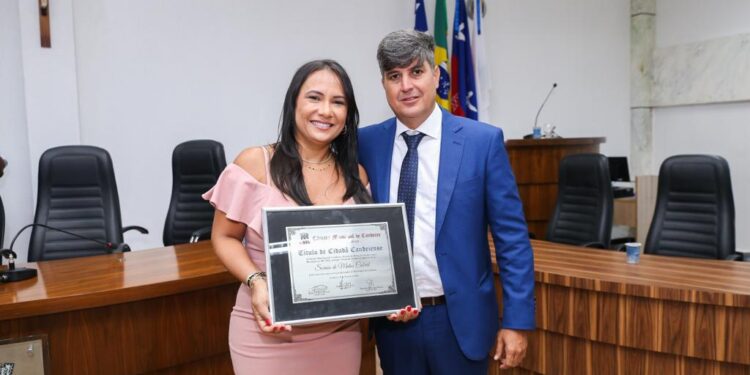 Primeira-dama Soraia Cabral e Secretário da Fazenda recebem título de Cidadão Candeense