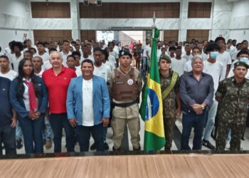 Candeias: Jovens recebem Certificado de Dispensa Militar na Câmara Municipal