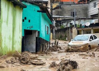Tragédia em são Paulo: comerciantes vendem o litro de água a 93 reais para vítimas da chuva
