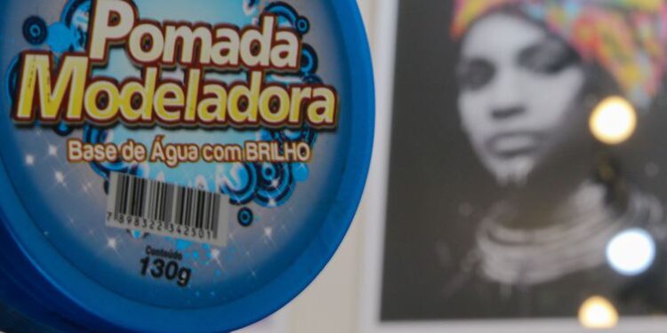 Anvisa proíbe venda de todas as pomadas usadas para modelar e trançar cabelos