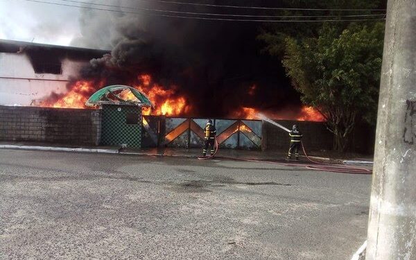 Camaçari: Incêndio de grande proporção em fábrica de plástico assusta moradores