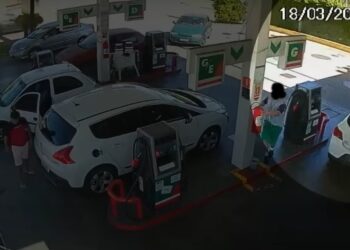 Frentista joga gasolina e ateia fogo em homem após discussão, em posto de combustível