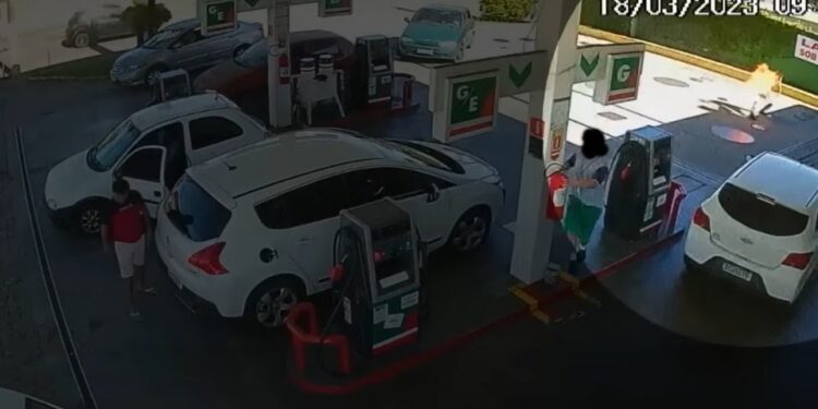 Frentista joga gasolina e ateia fogo em homem após discussão, em posto de combustível
