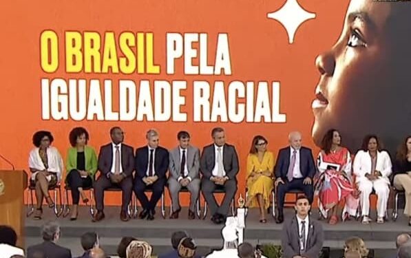 Presidente Lula assina decreto que reserva 30% dos cargos na administração pública para negros