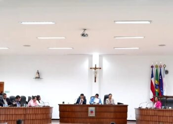 Candeias: Sessão Ordinária aprova vários projetos e pedidos de providência