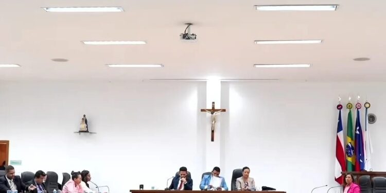 Candeias: Sessão Ordinária aprova vários projetos e pedidos de providência