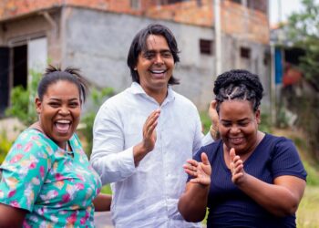 Candeias: “A sensação é que agora eu vou andar no salto”, comemora moradora após ter rua asfaltada no município