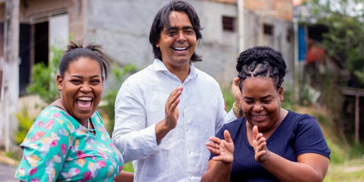 Candeias: “A sensação é que agora eu vou andar no salto”, comemora moradora após ter rua asfaltada no município