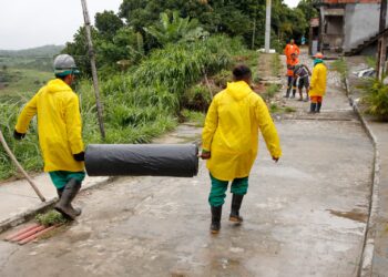 Prefeitura adquire lonas para minimizar riscos de deslizamento de terra