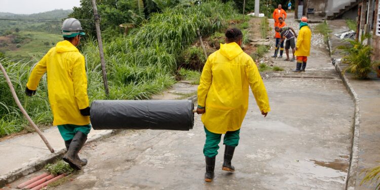 Prefeitura adquire lonas para minimizar riscos de deslizamento de terra