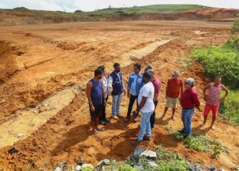 Prefeito visita condomínio I e II e inicia serviço de recuperação