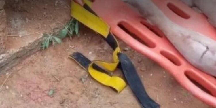 Mulher é enterrada viva em túmulo por criminosos e polícia consegue resgata-la