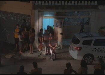 Mulher reclama de som alto e é assassinada por vizinho; marido também foi esfaqueado