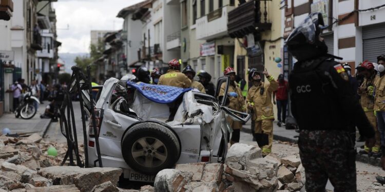 Cinco países foram atingidos por terremotos neste sábado, 13 pessoas morreram