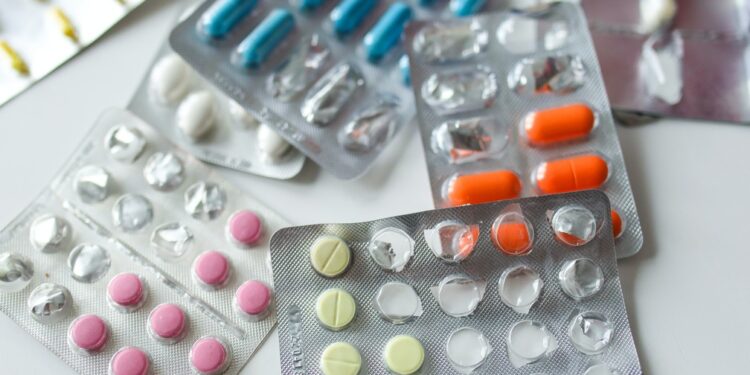 Preços de medicamentos devem subir cerca de 5% a partir de 1° de abril em todo o país