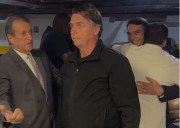 Bolsonaro chega ao Brasil após passar três meses nos Estados Unidos