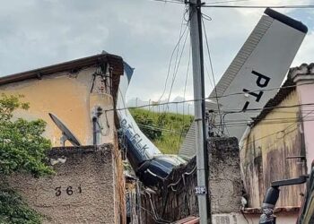 Pai que pilotava avião que caiu em BH, morre e filha fica gravemente ferida