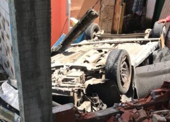 Lauro de Freitas: Carro invade imóvel e destrói cômodo da casa