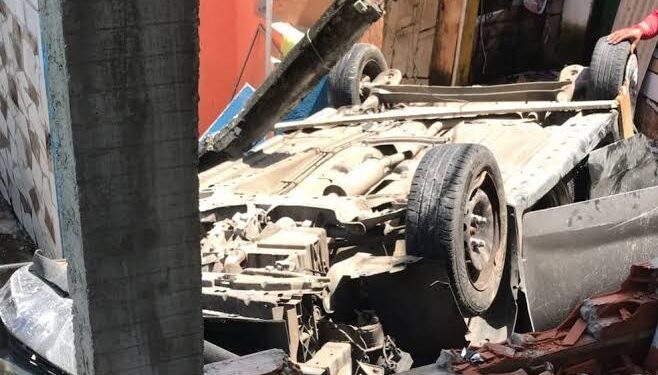 Lauro de Freitas: Carro invade imóvel e destrói cômodo da casa