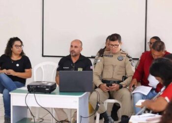 Prefeitura baiana proíbe celular, tablet e fones de ouvido em escolas por 30 dias