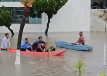 Rio transborda e famílias ficam desabrigadas em Santa Cruz Cabrália