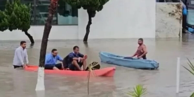 Rio transborda e famílias ficam desabrigadas em Santa Cruz Cabrália