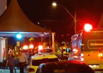 Homem procura atendimento em hospital, esfaqueia sete pessoas e é morto pela PM