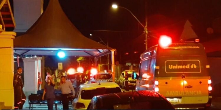 Homem procura atendimento em hospital, esfaqueia sete pessoas e é morto pela PM