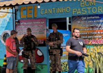 Professor que apoiou ataque a creche em SC terá que usar tornozeleira