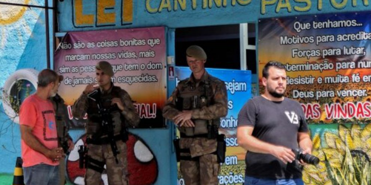 Professor que apoiou ataque a creche em SC terá que usar tornozeleira