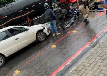 Candeias: Batida entre carro e moto, deixa homem ferido